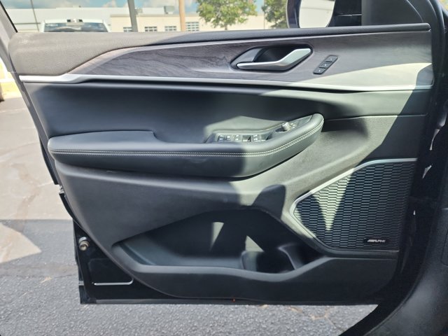 Vehicle image 21 of 28