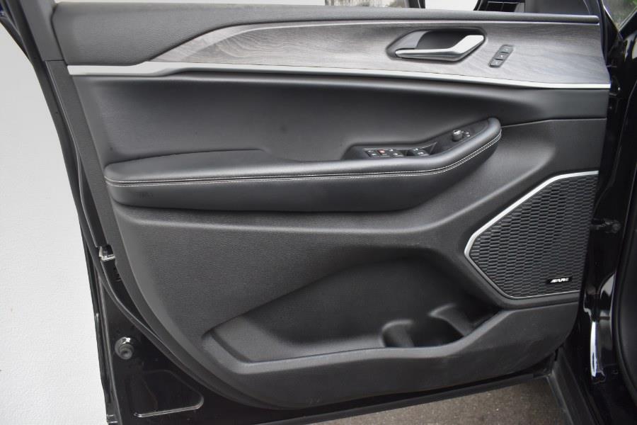 Vehicle image 33 of 47