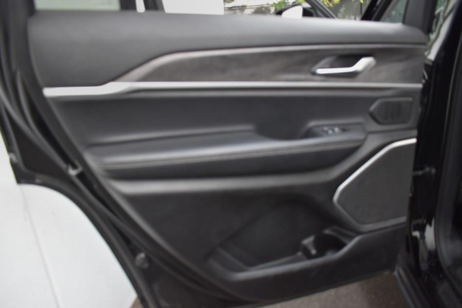Vehicle image 35 of 47
