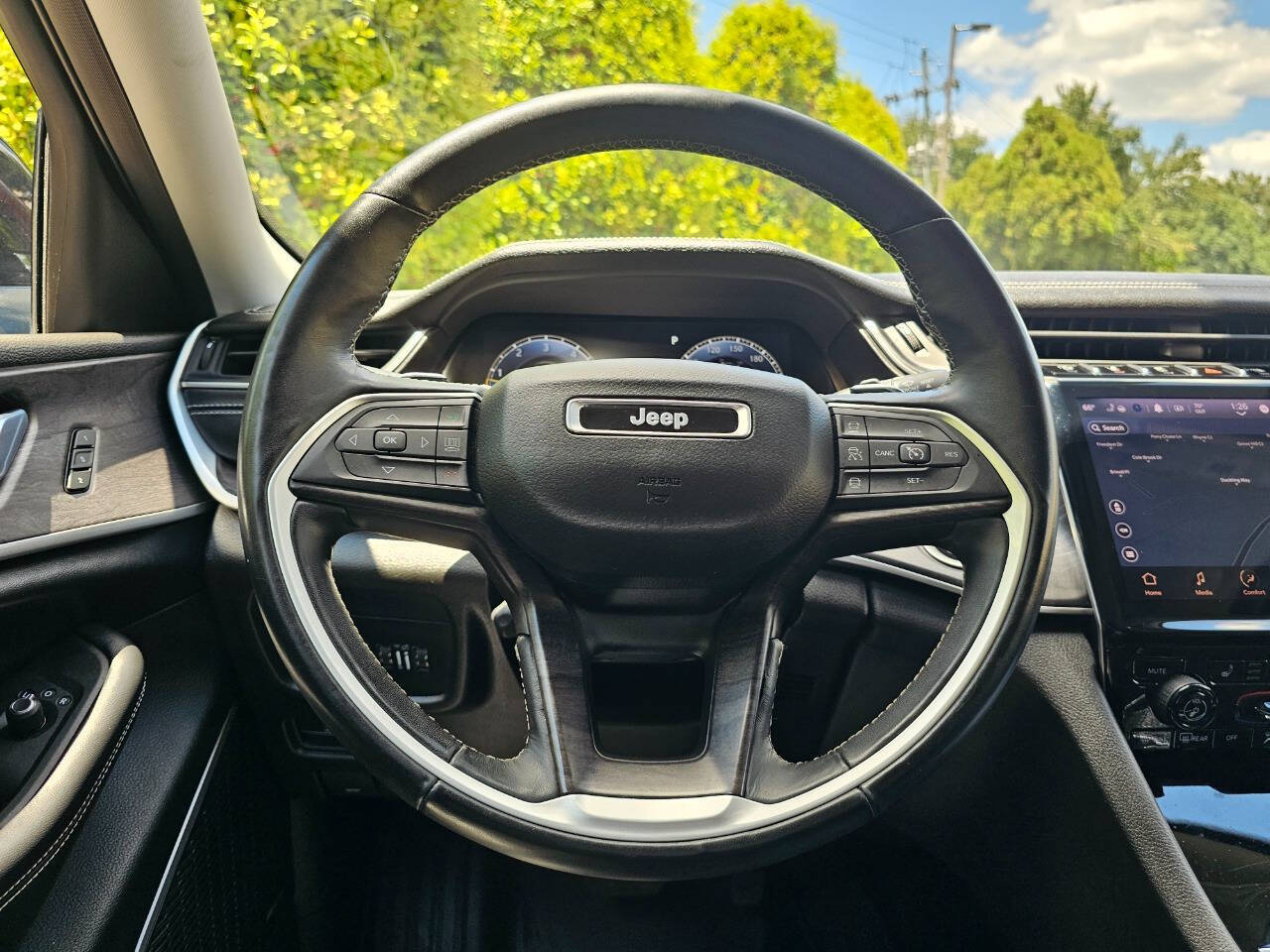 Vehicle image 21 of 49