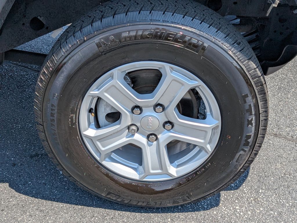 Vehicle image 10 of 32