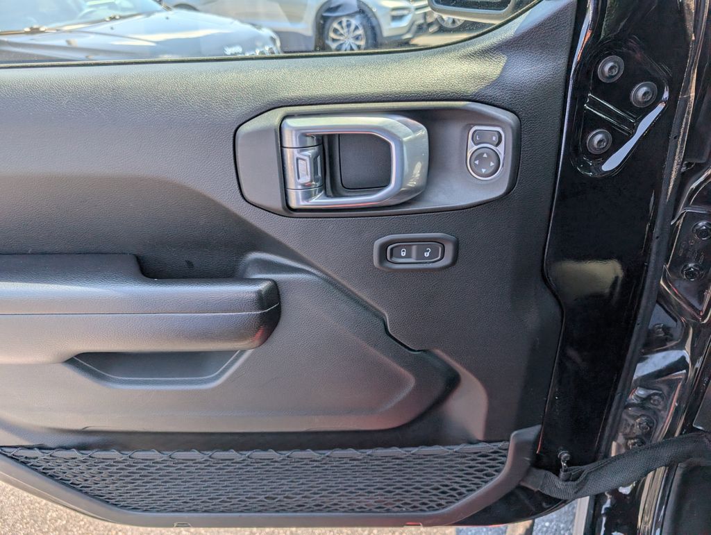 Vehicle image 21 of 32