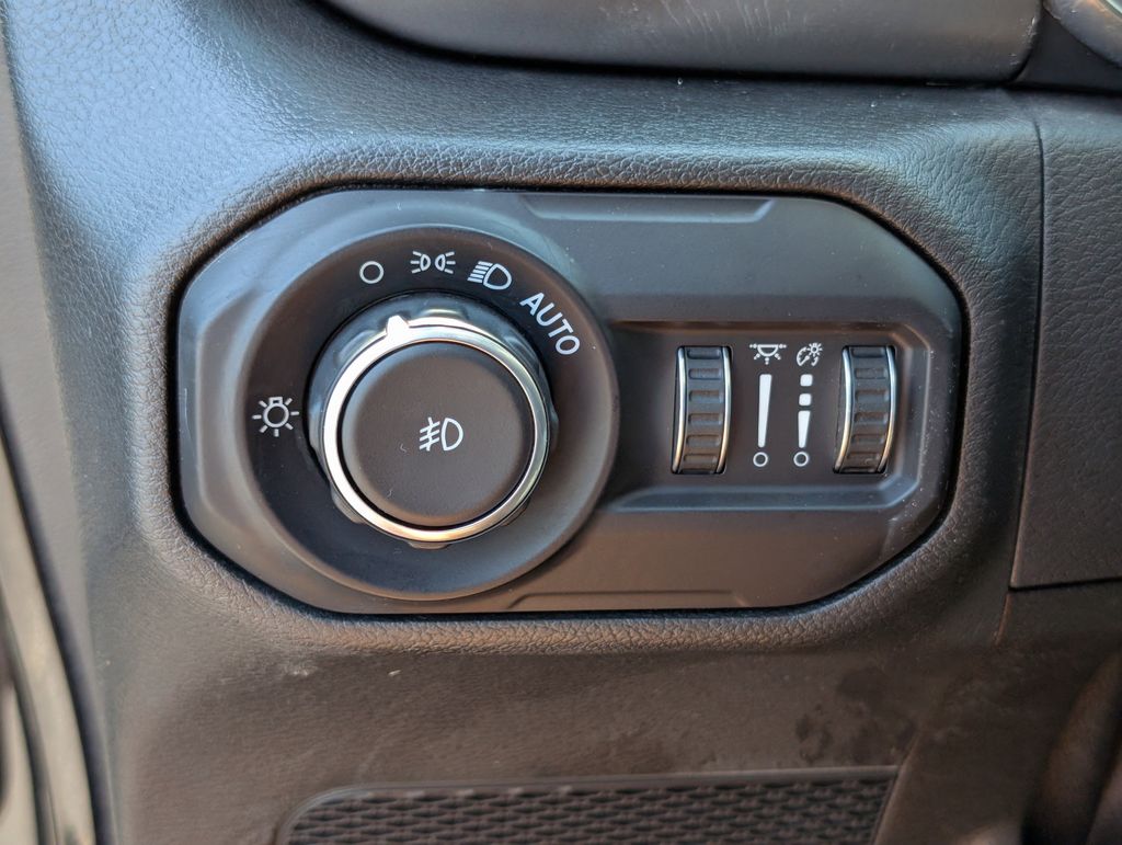 Vehicle image 26 of 32