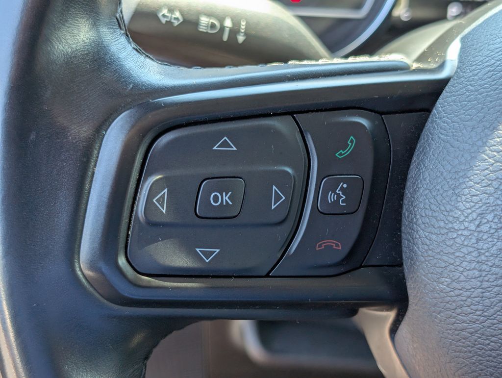 Vehicle image 28 of 32