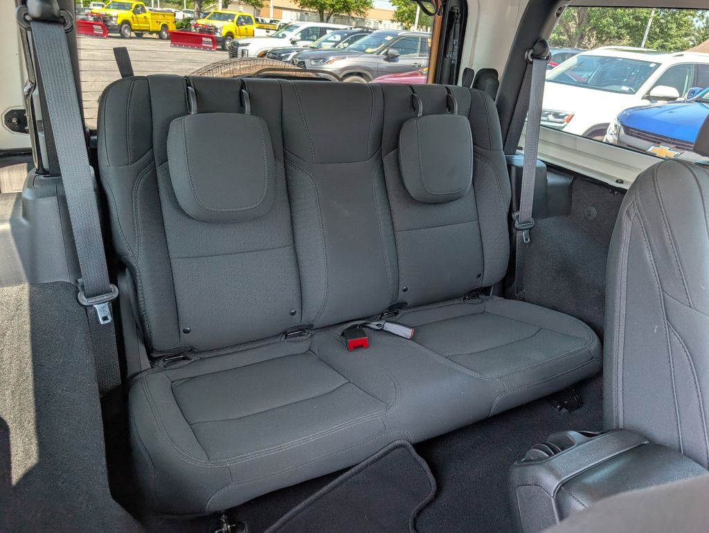 Vehicle image 13 of 32