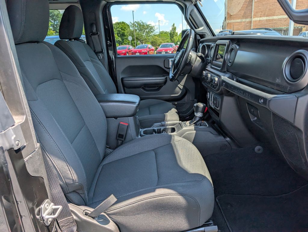 Vehicle image 14 of 32