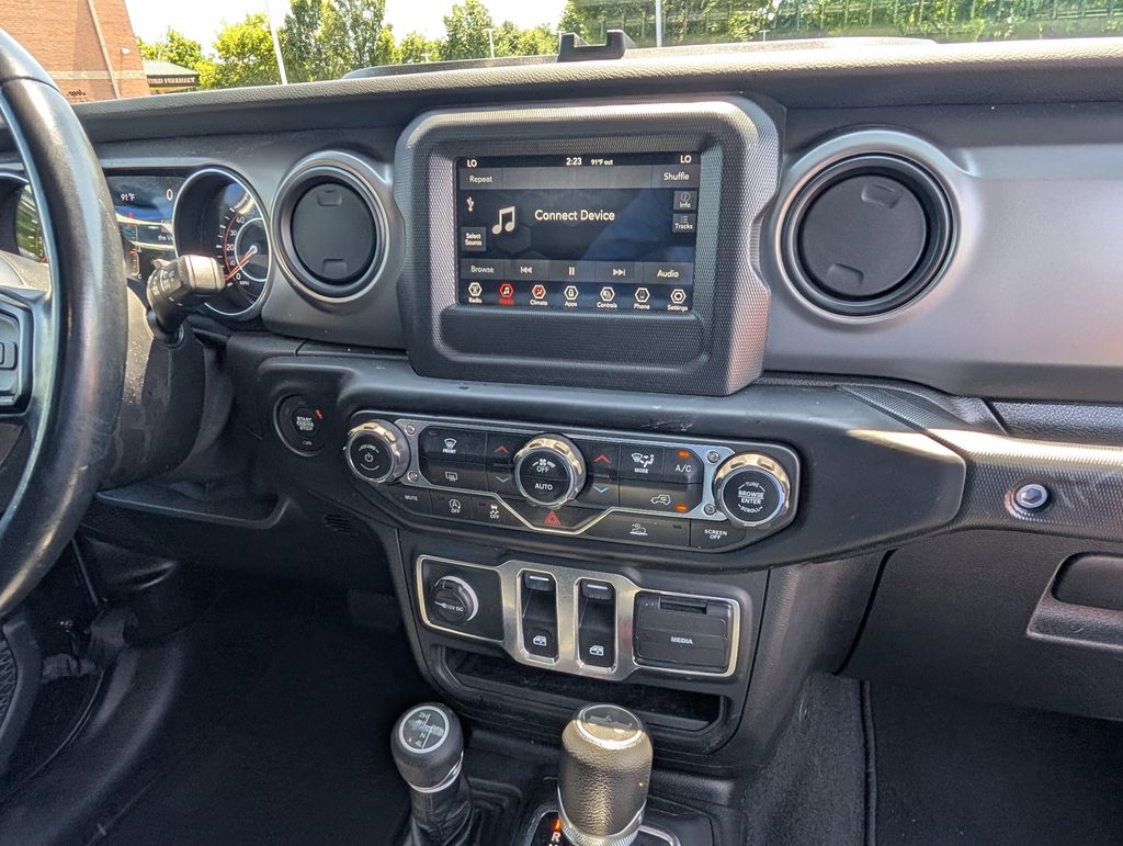 Vehicle image 16 of 32