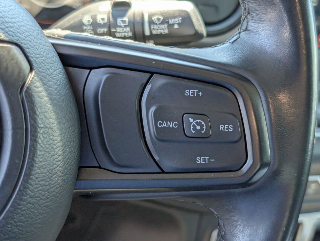 Vehicle image 22 of 32