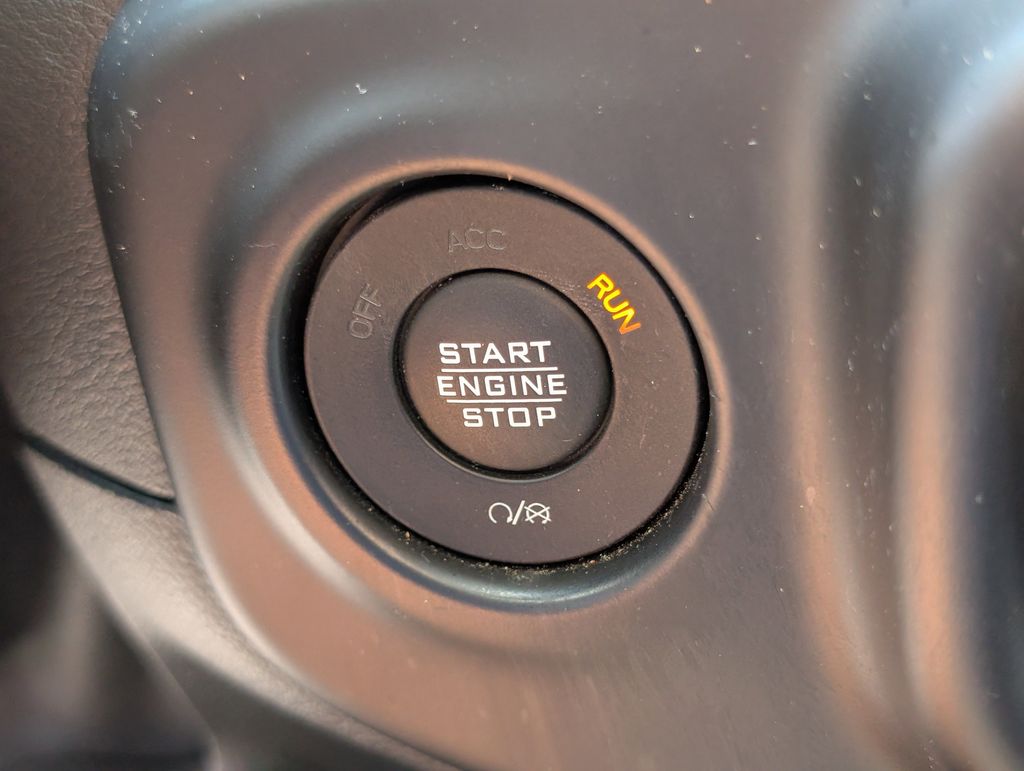 Vehicle image 29 of 32