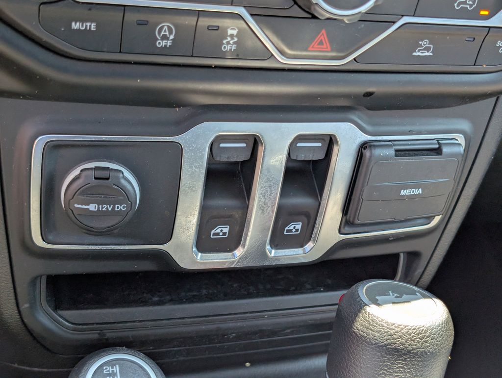 Vehicle image 23 of 32