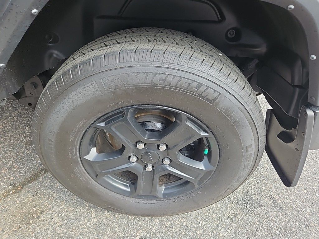 Vehicle image 27 of 28