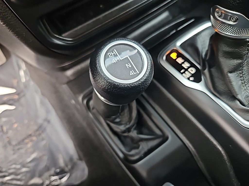 Vehicle image 26 of 28