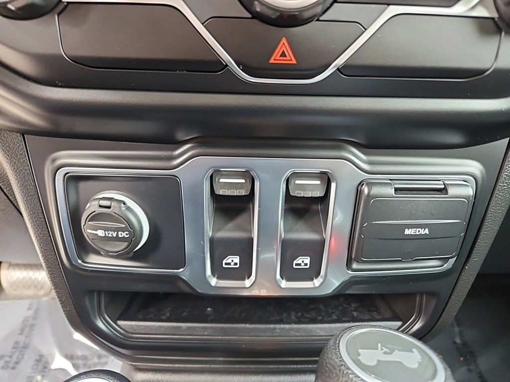 Vehicle image 25 of 28