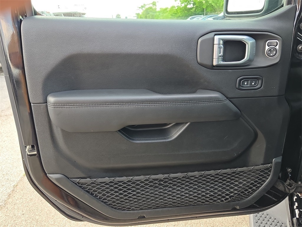 Vehicle image 29 of 40