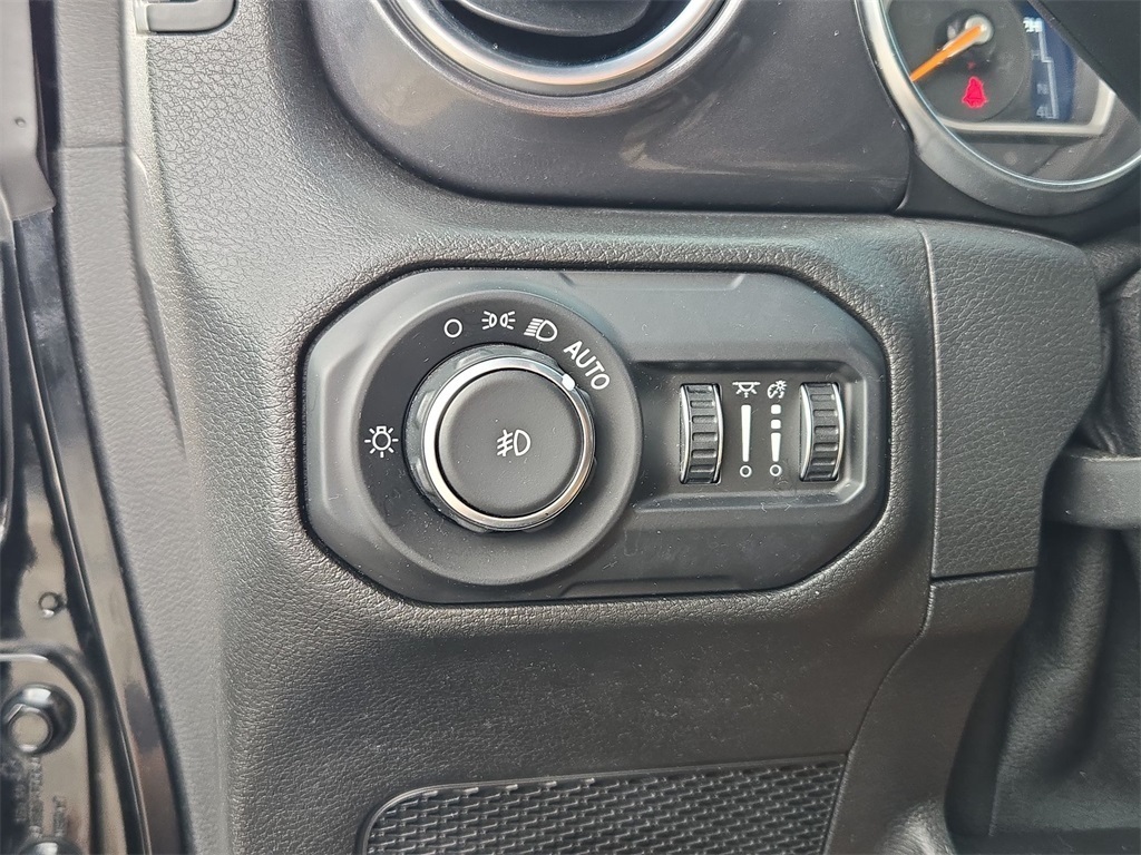 Vehicle image 30 of 40