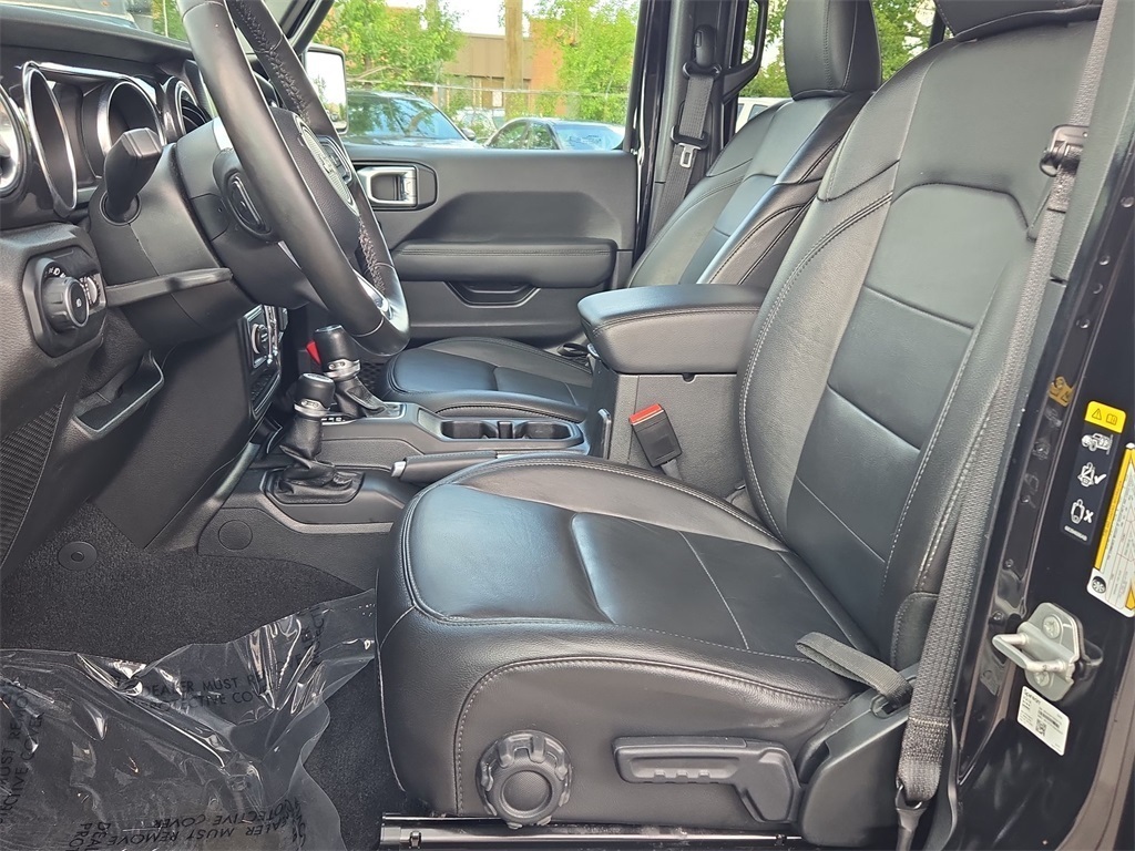 Vehicle image 17 of 40