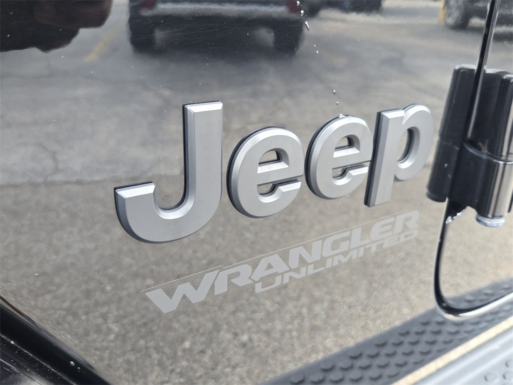Vehicle image 33 of 40