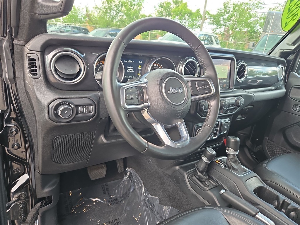 Vehicle image 21 of 40