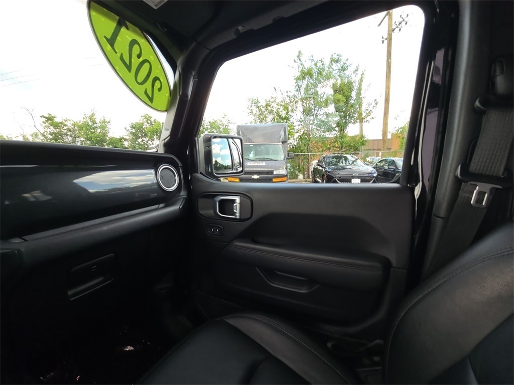 Vehicle image 36 of 40