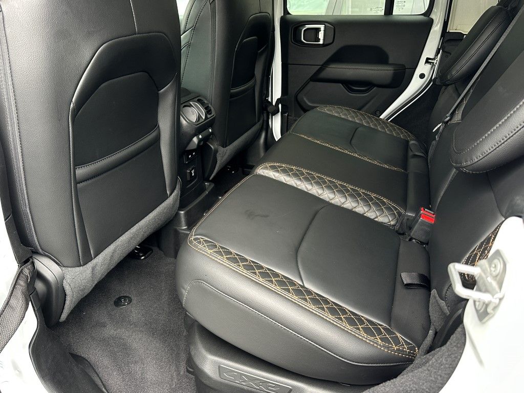 Vehicle image 13 of 27