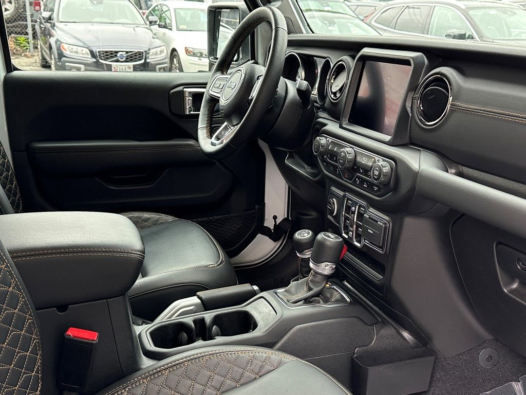 Vehicle image 10 of 27