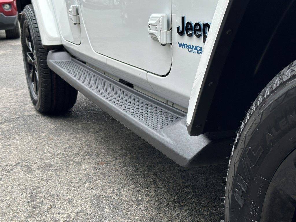 Vehicle image 8 of 27