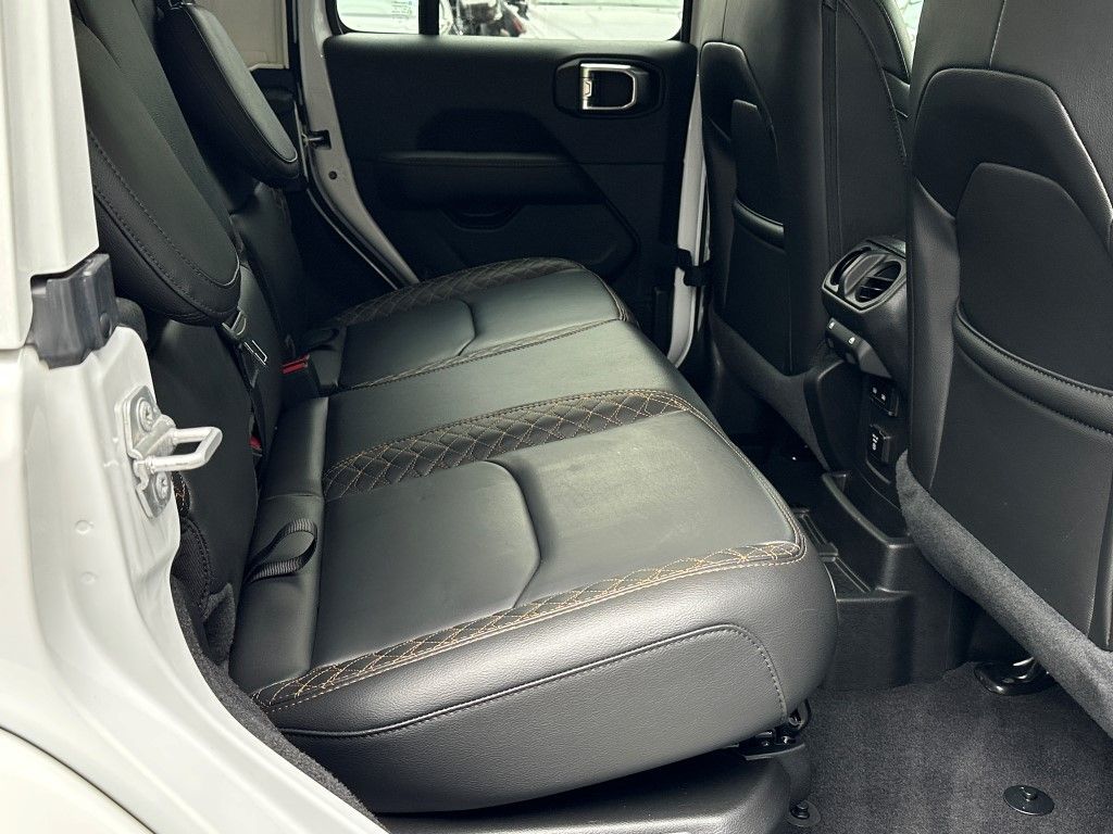 Vehicle image 11 of 27