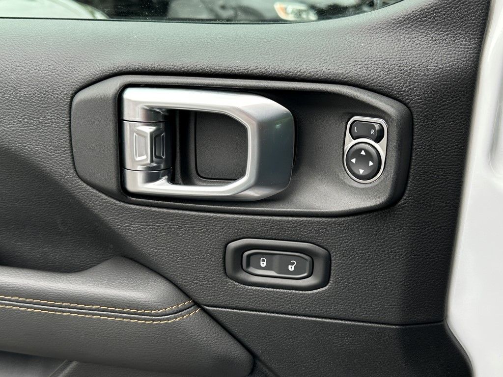 Vehicle image 14 of 27