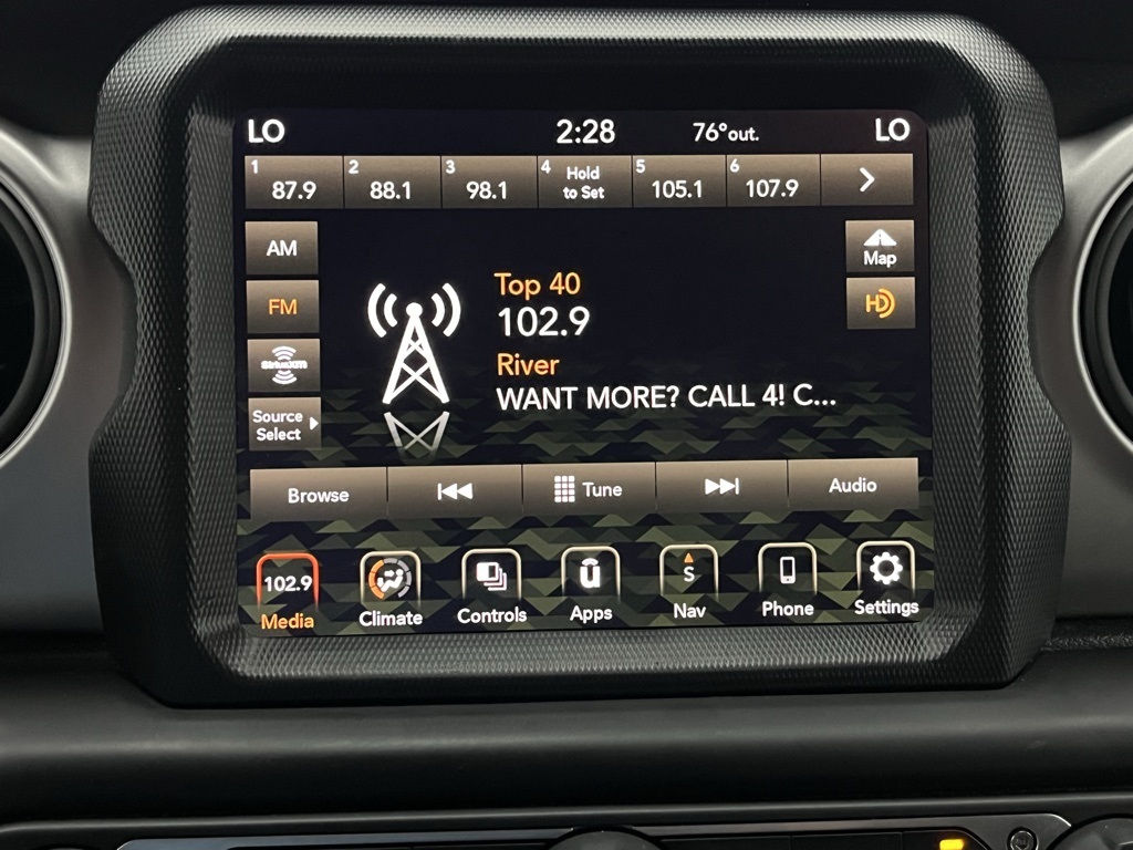 Vehicle image 25 of 32