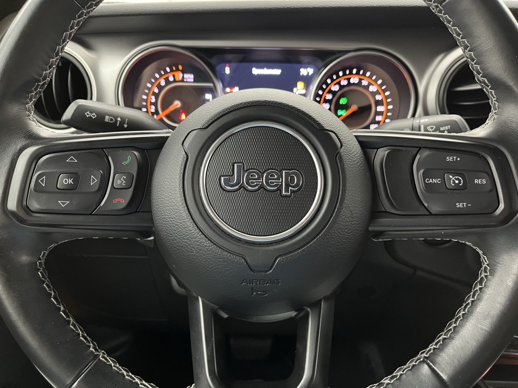 Vehicle image 21 of 32