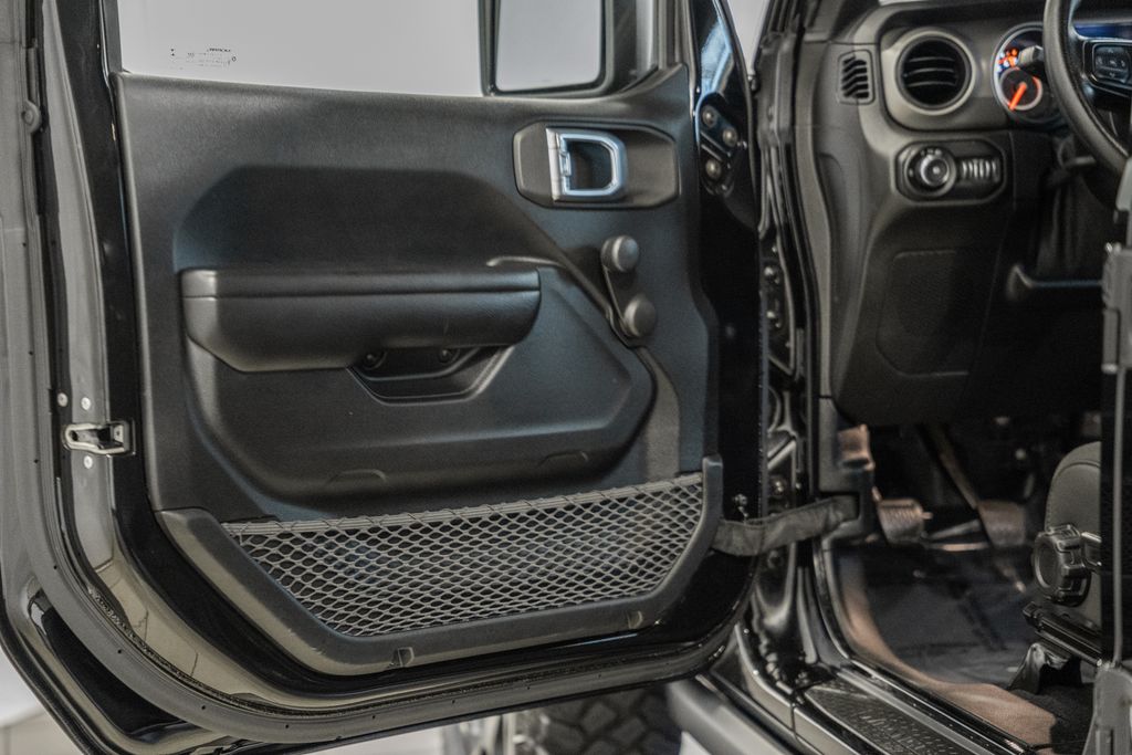 Vehicle image 40 of 44