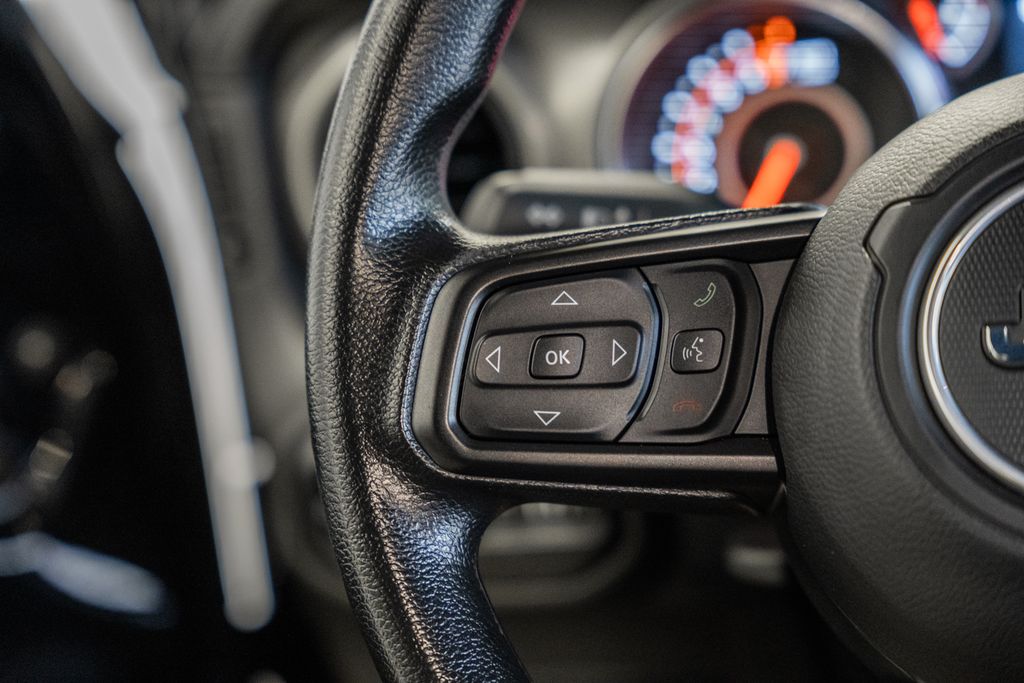 Vehicle image 33 of 44