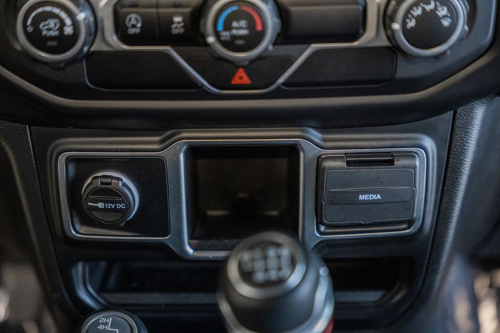 Vehicle image 28 of 44