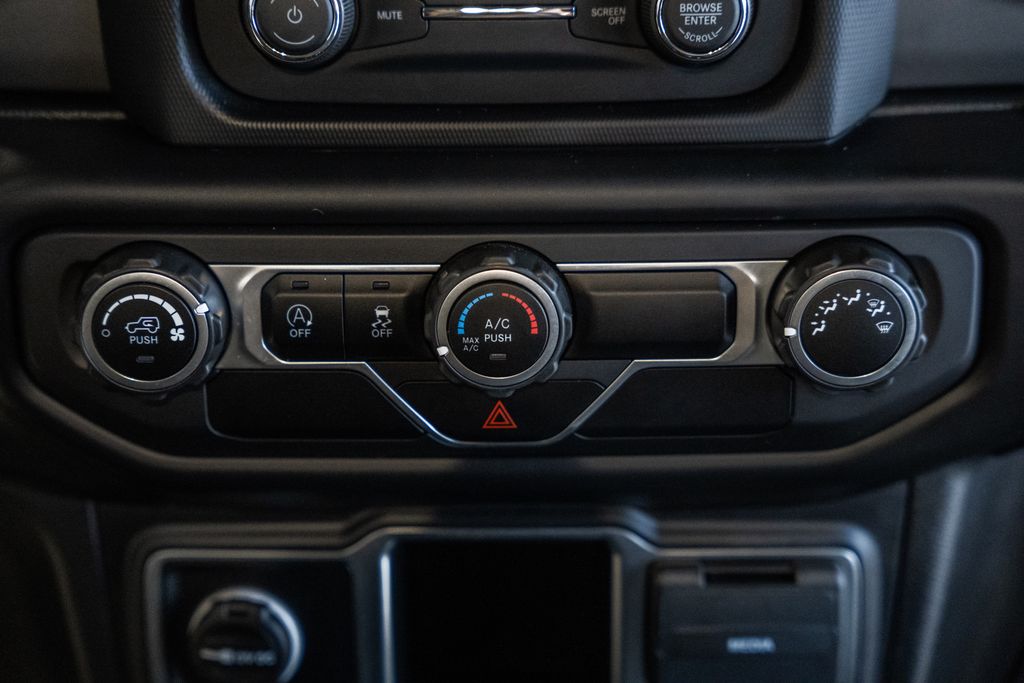 Vehicle image 27 of 44