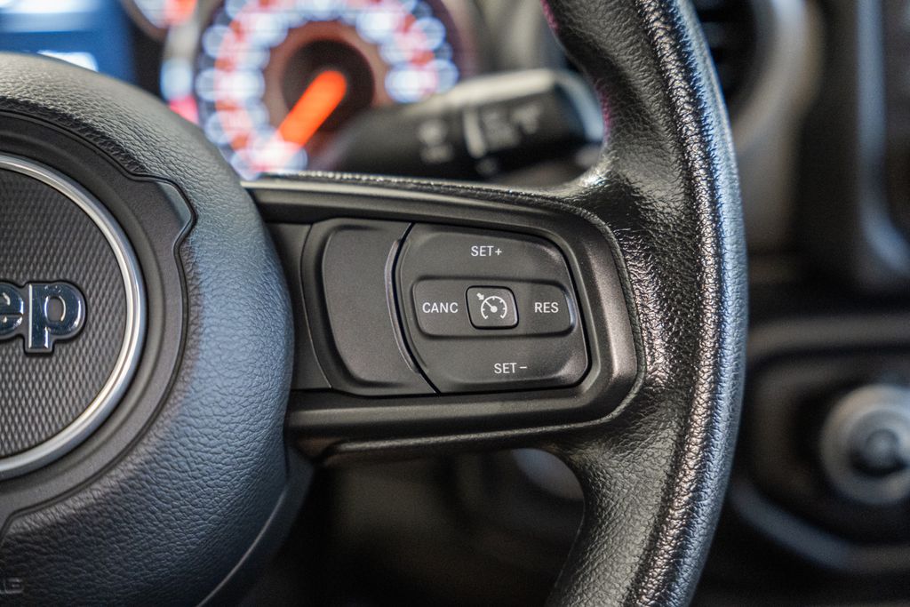 Vehicle image 32 of 44