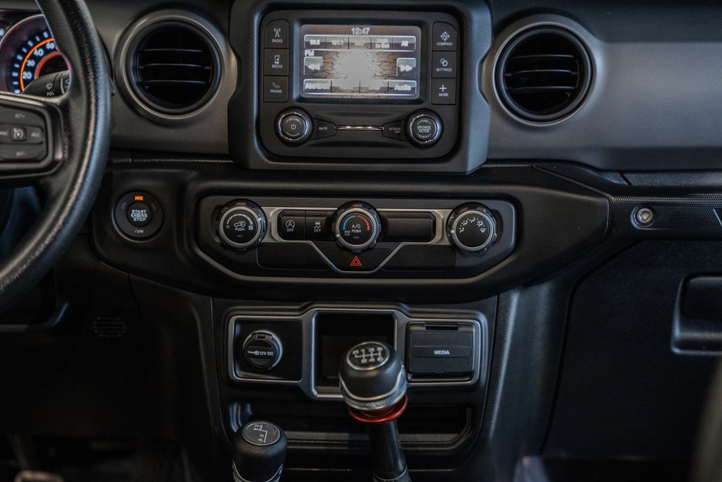 Vehicle image 25 of 44