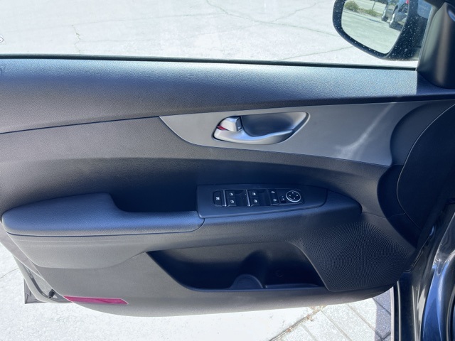 Vehicle image 12 of 27