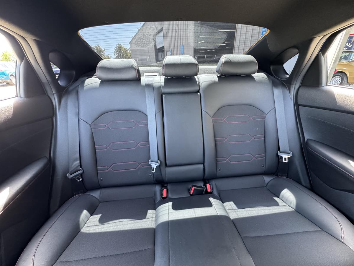 Vehicle image 41 of 47