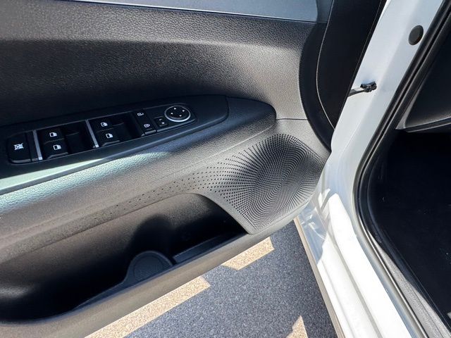 Vehicle image 26 of 31
