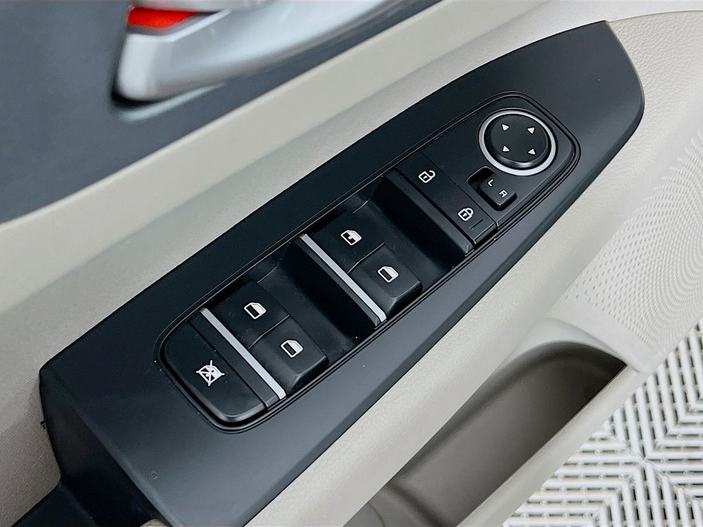 Vehicle image 19 of 34