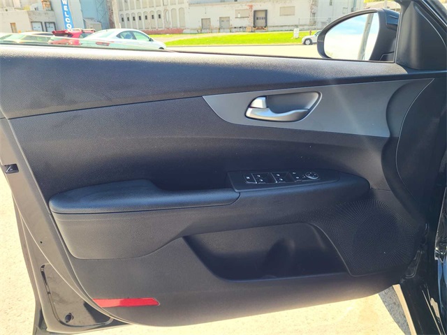 Vehicle image 10 of 28
