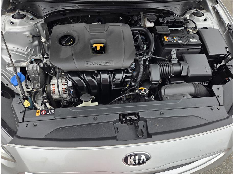 2021 Kia Forte LXS Image 2 of 31