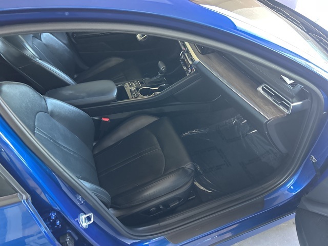 Vehicle image 33 of 39