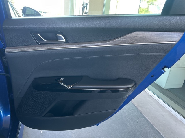 Vehicle image 28 of 39