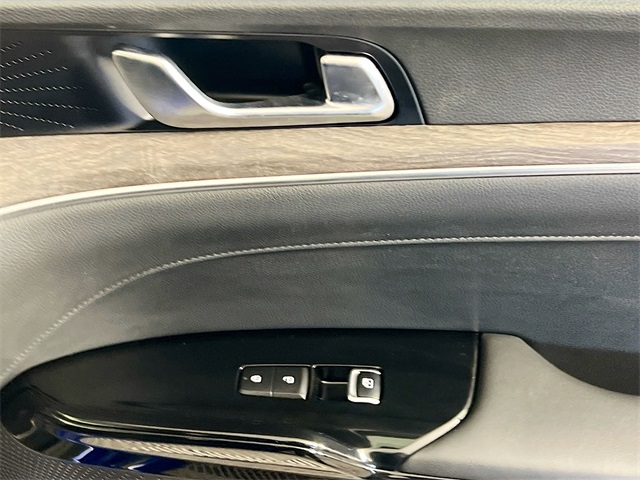 Vehicle image 25 of 32