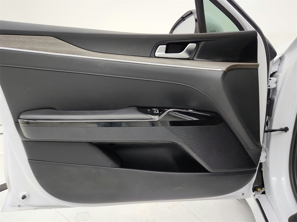 Vehicle image 21 of 31