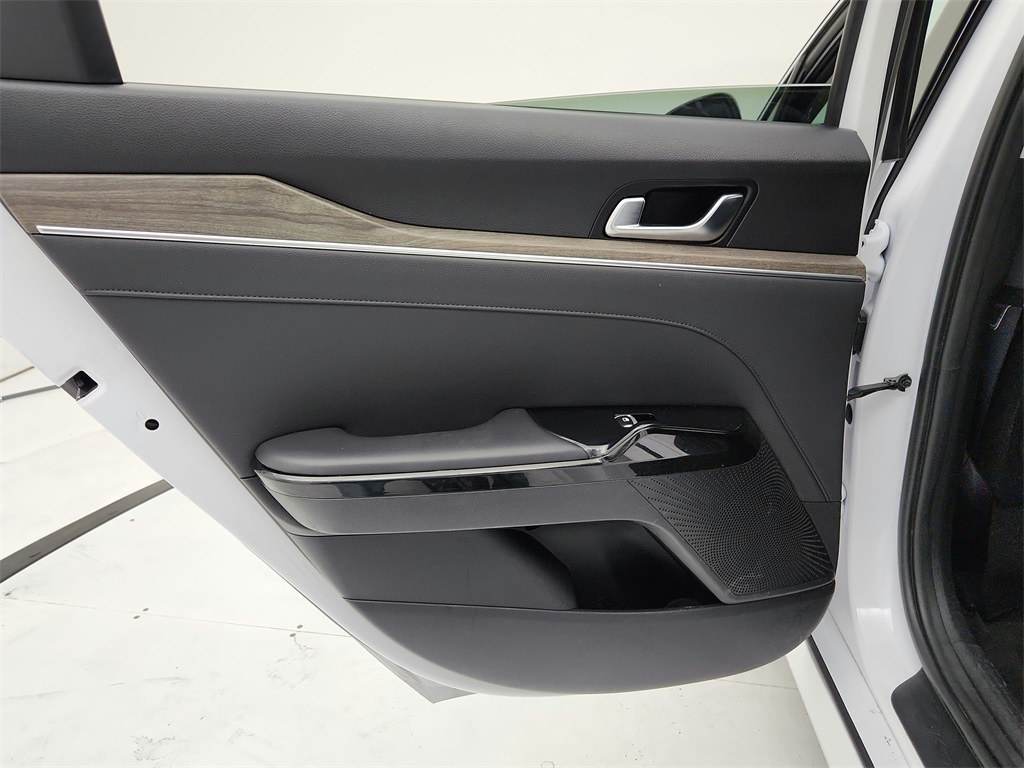 Vehicle image 23 of 31