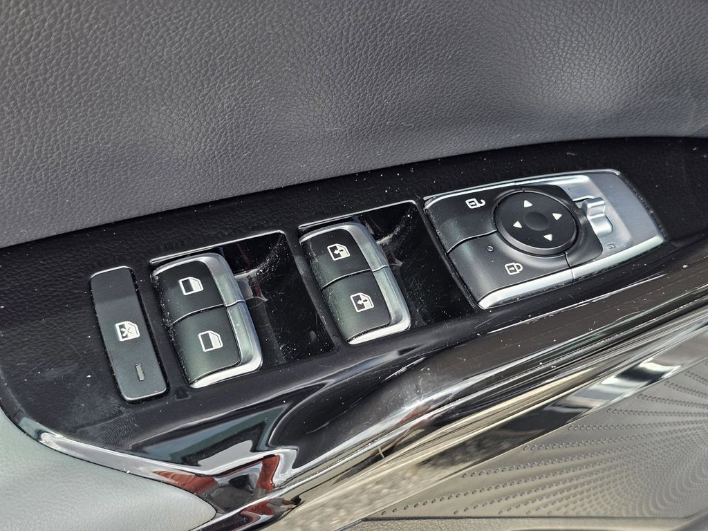 Vehicle image 26 of 35
