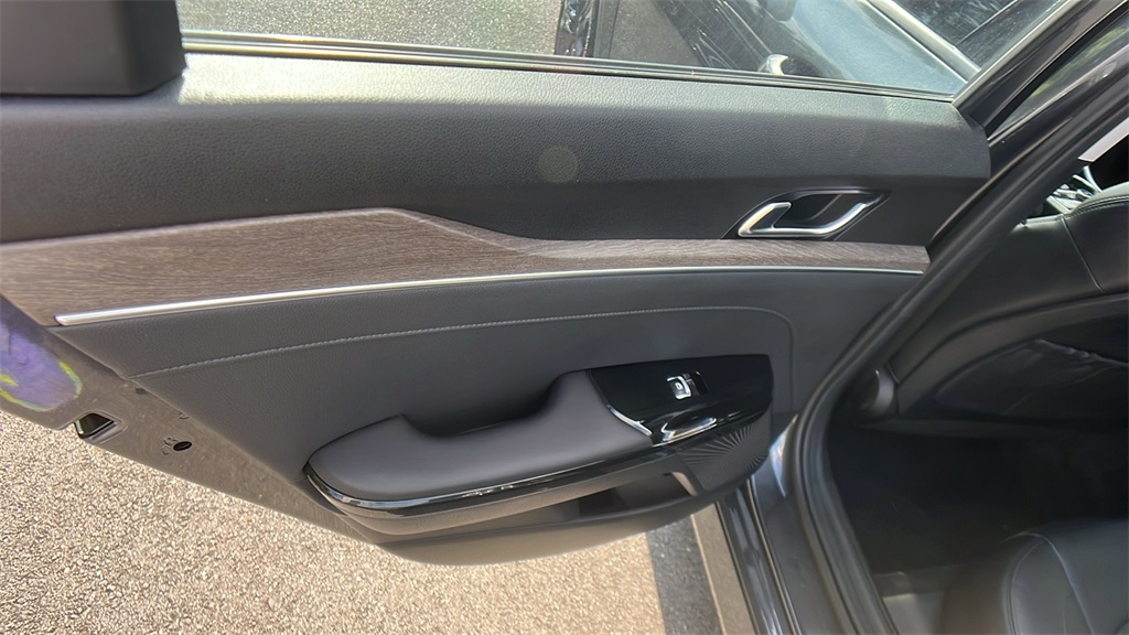 Vehicle image 29 of 32