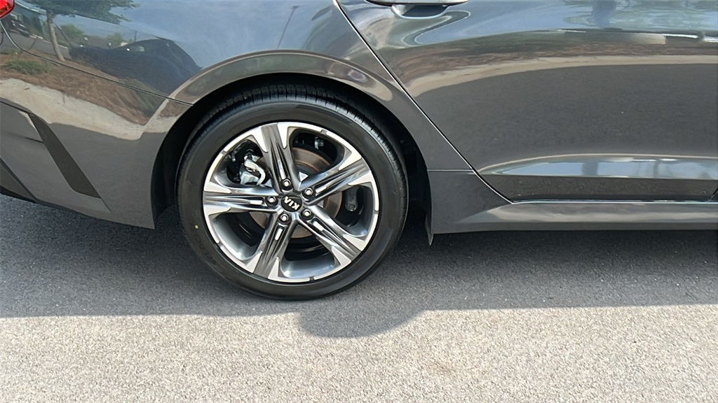 Vehicle image 9 of 32